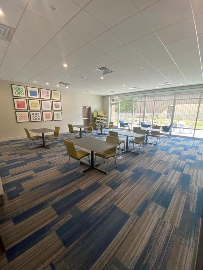 Holiday Inn Express & Suites - Madison West - Middleton By Ihg Bagian luar foto
