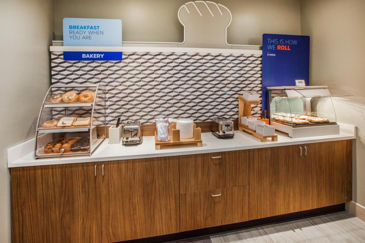 Holiday Inn Express & Suites - Madison West - Middleton By Ihg Bagian luar foto