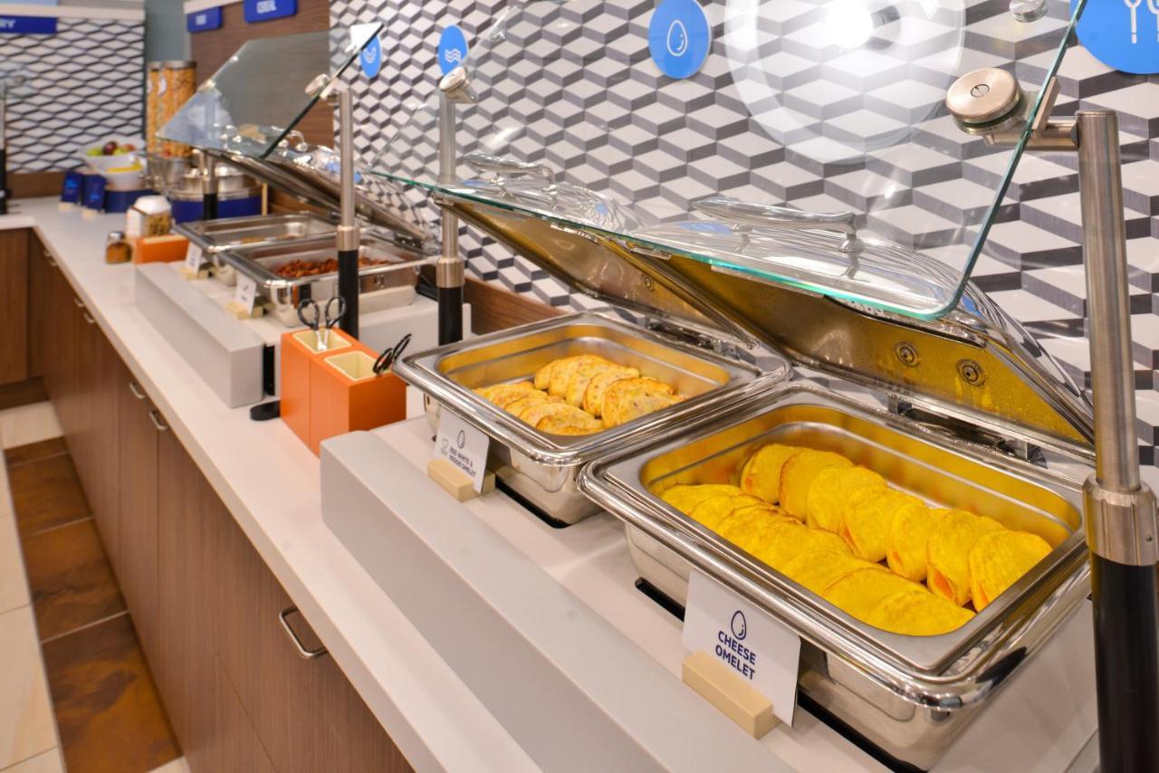 Holiday Inn Express & Suites - Madison West - Middleton By Ihg Bagian luar foto