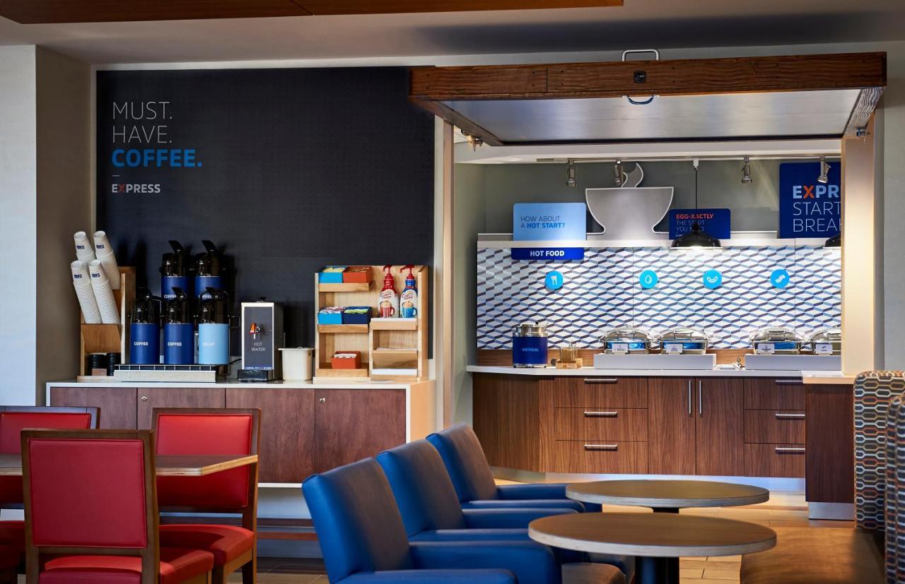 Holiday Inn Express & Suites - Madison West - Middleton By Ihg Bagian luar foto