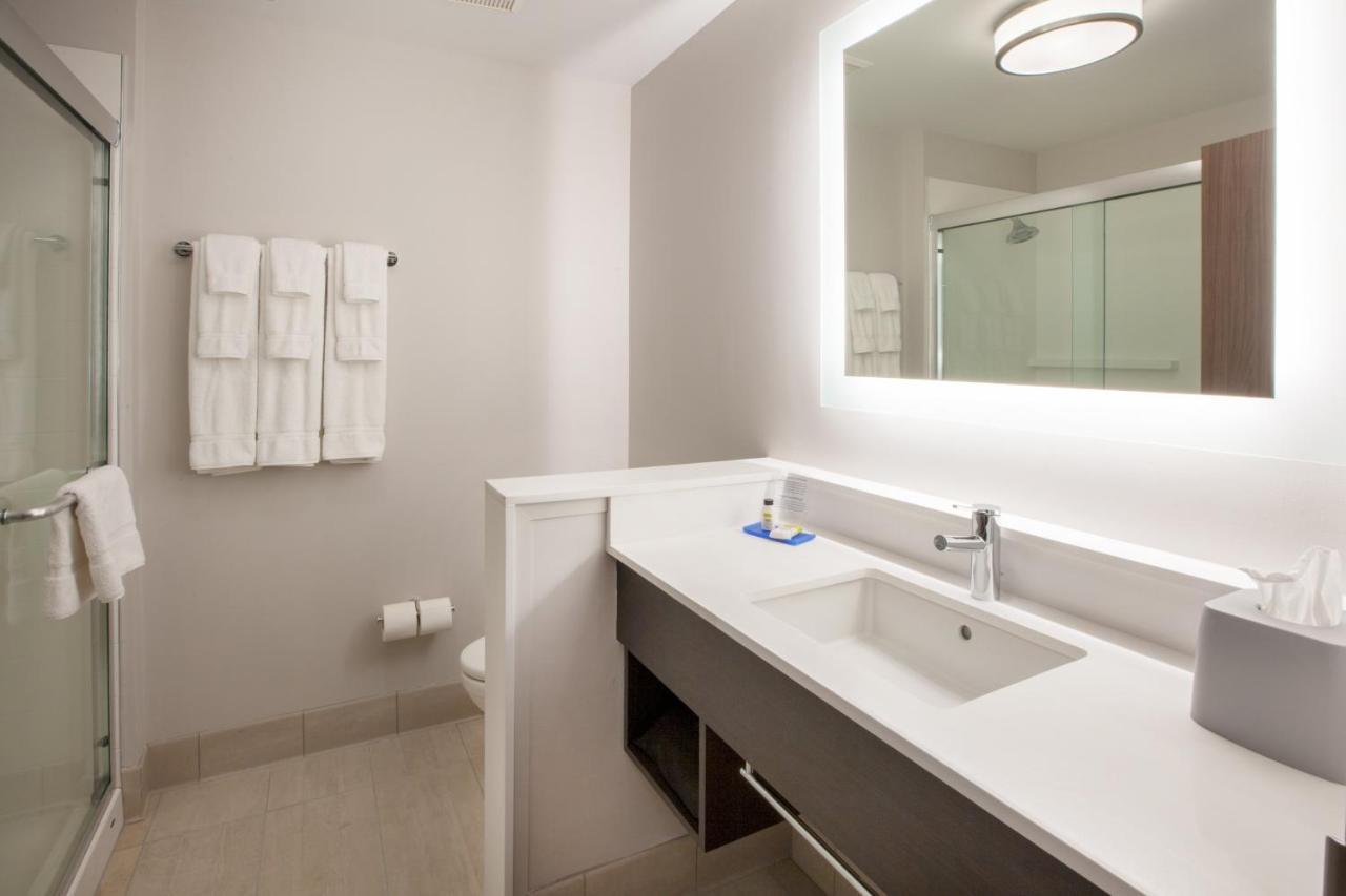 Holiday Inn Express & Suites - Madison West - Middleton By Ihg Bagian luar foto