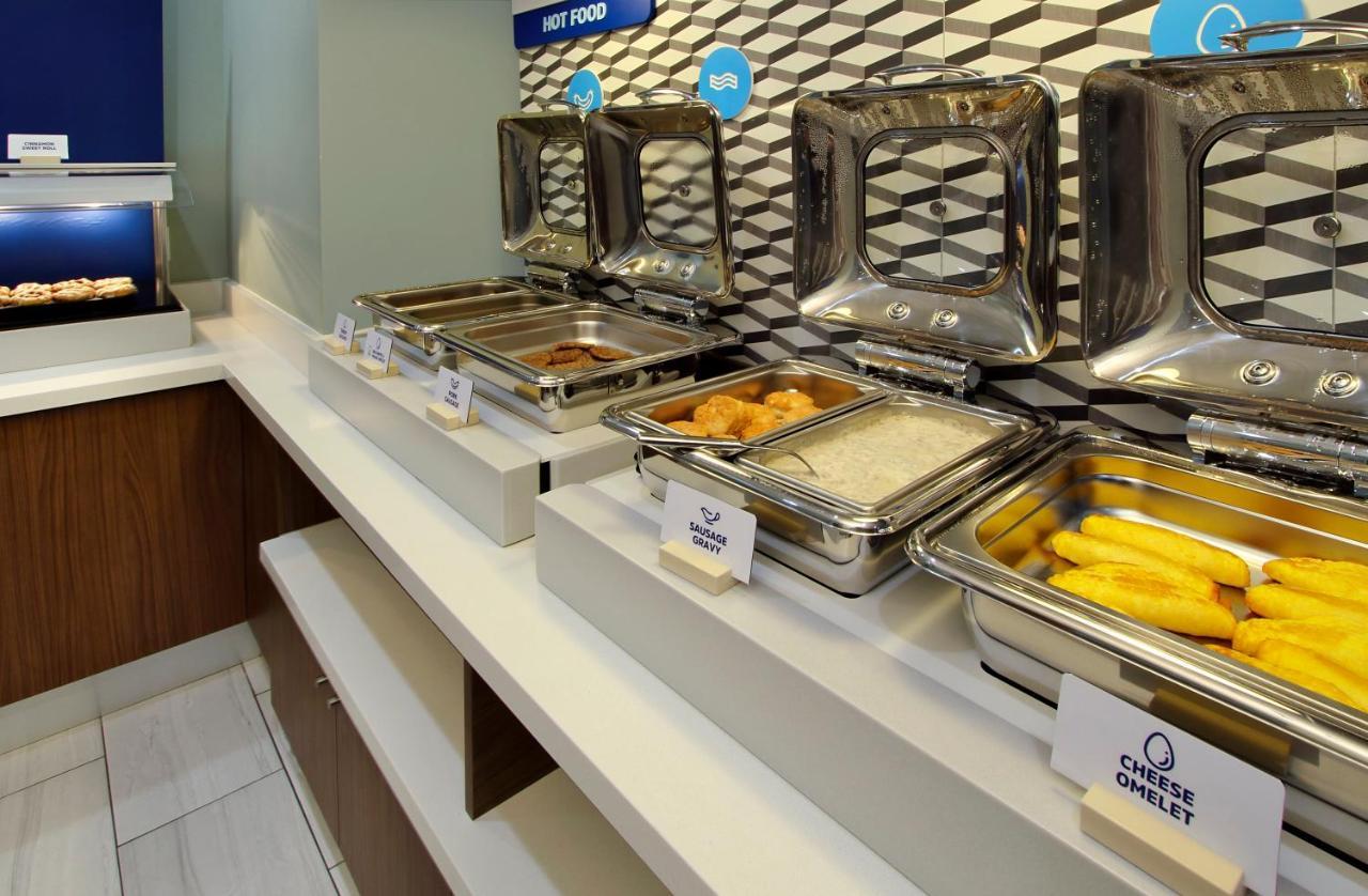 Holiday Inn Express & Suites - Madison West - Middleton By Ihg Bagian luar foto