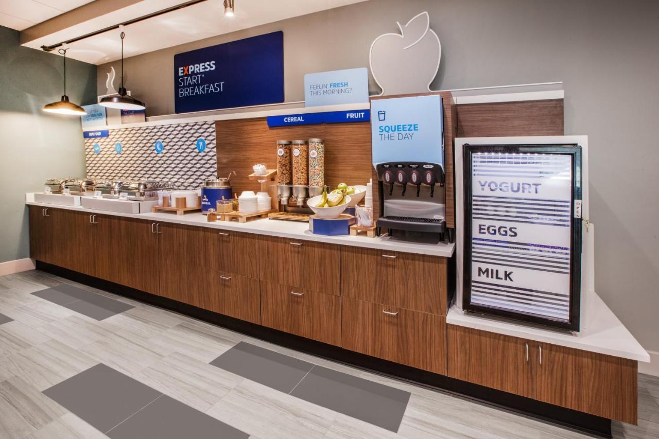 Holiday Inn Express & Suites - Madison West - Middleton By Ihg Bagian luar foto