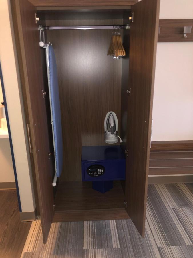 Holiday Inn Express & Suites - Madison West - Middleton By Ihg Bagian luar foto