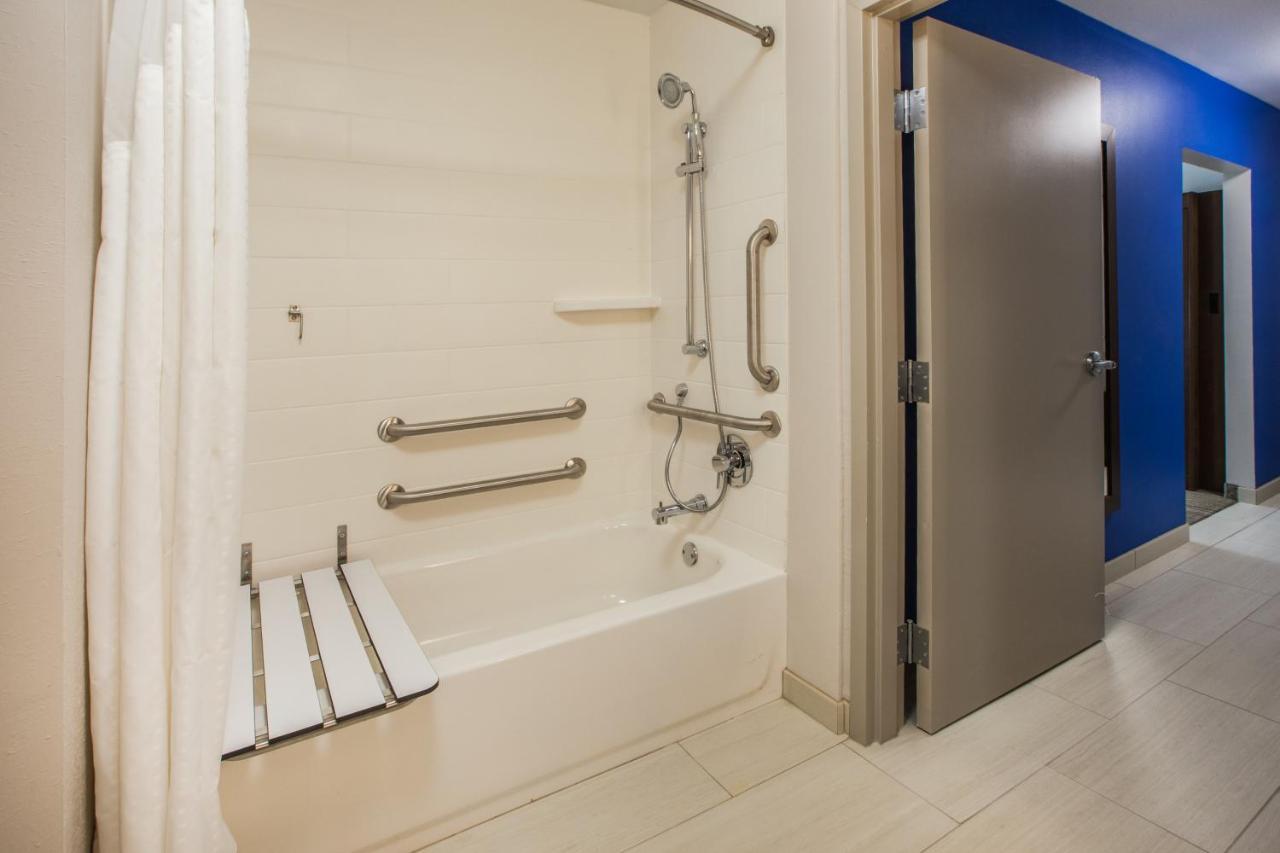 Holiday Inn Express & Suites - Madison West - Middleton By Ihg Bagian luar foto
