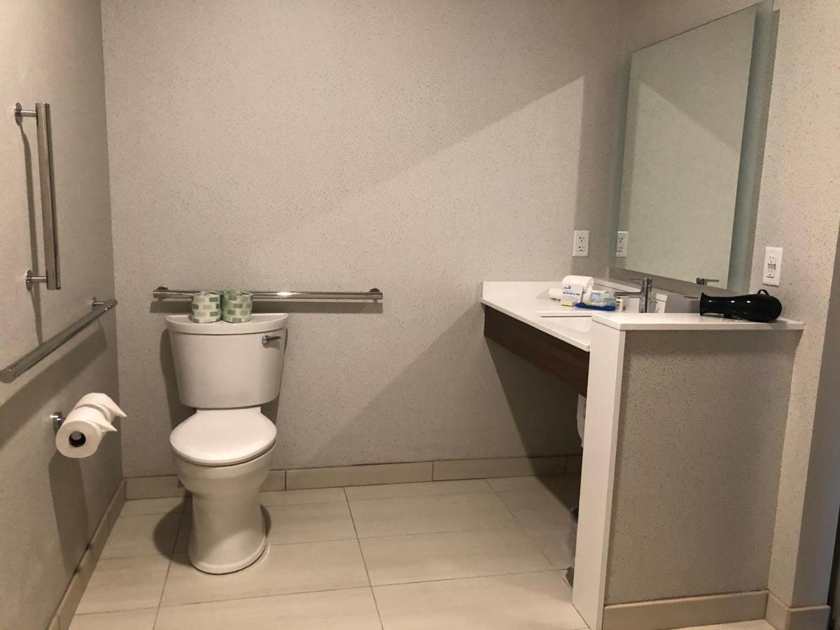 Holiday Inn Express & Suites - Madison West - Middleton By Ihg Bagian luar foto