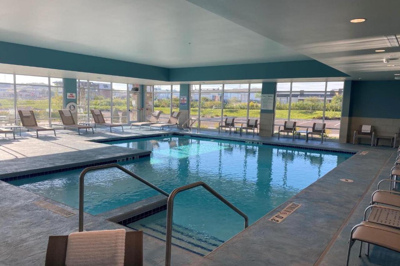 Holiday Inn Express & Suites - Madison West - Middleton By Ihg Bagian luar foto