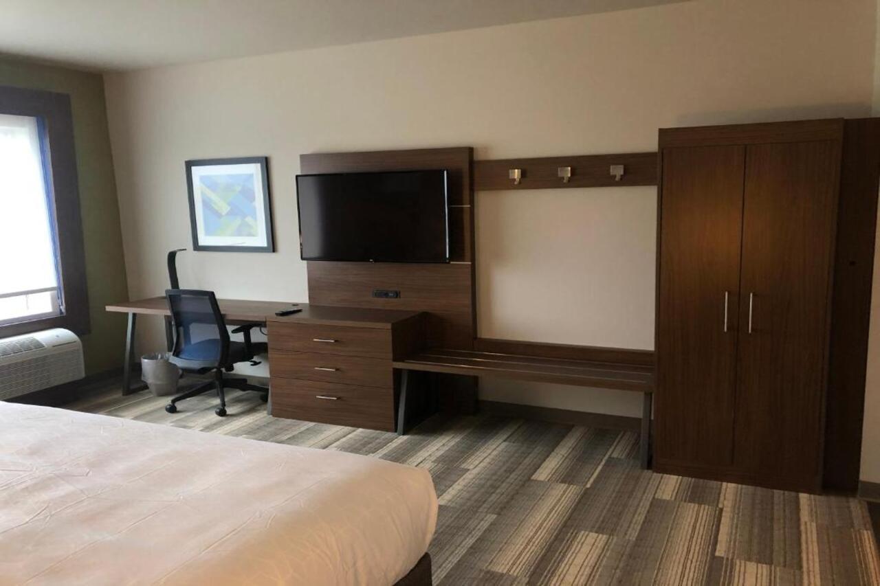 Holiday Inn Express & Suites - Madison West - Middleton By Ihg Bagian luar foto