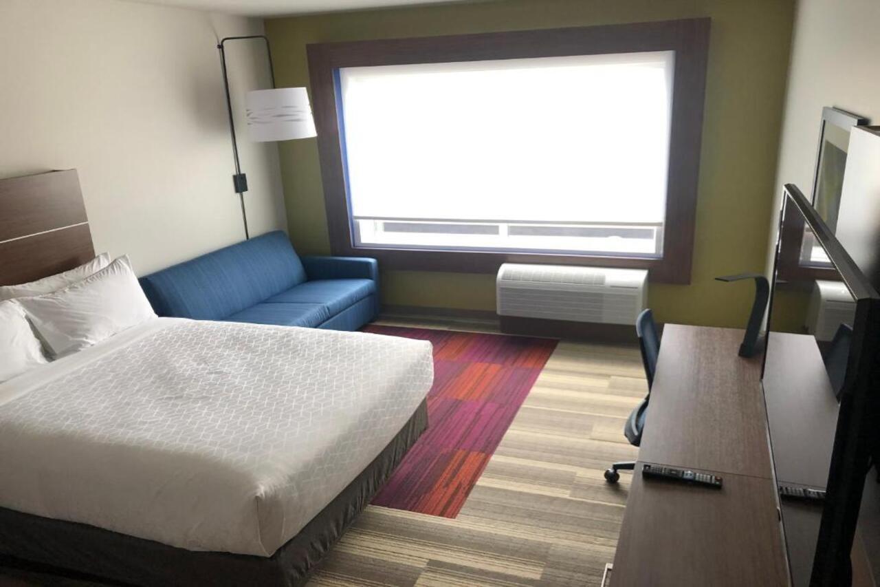 Holiday Inn Express & Suites - Madison West - Middleton By Ihg Bagian luar foto
