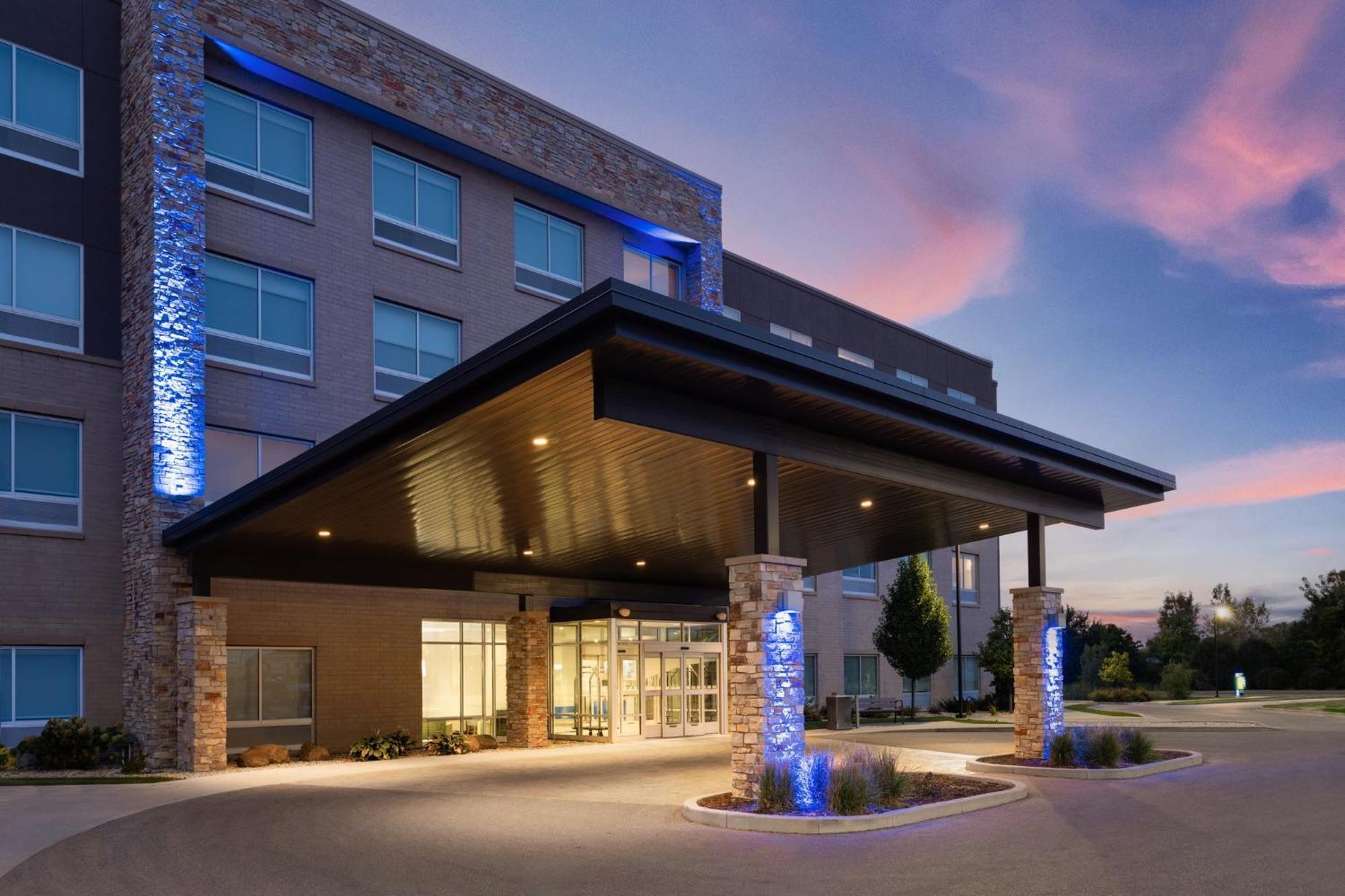Holiday Inn Express & Suites - Madison West - Middleton By Ihg Bagian luar foto