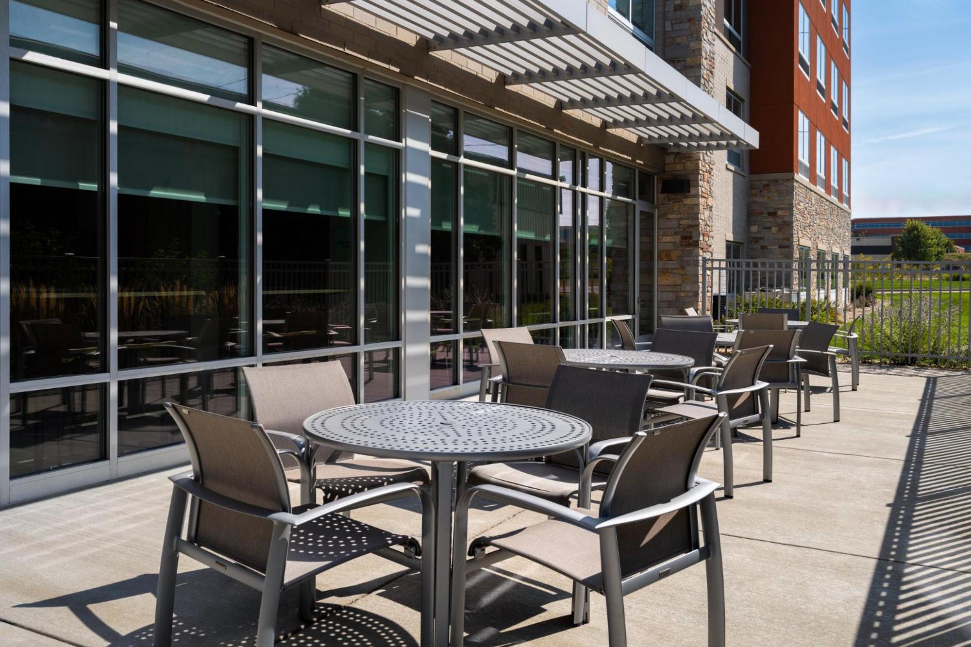 Holiday Inn Express & Suites - Madison West - Middleton By Ihg Bagian luar foto